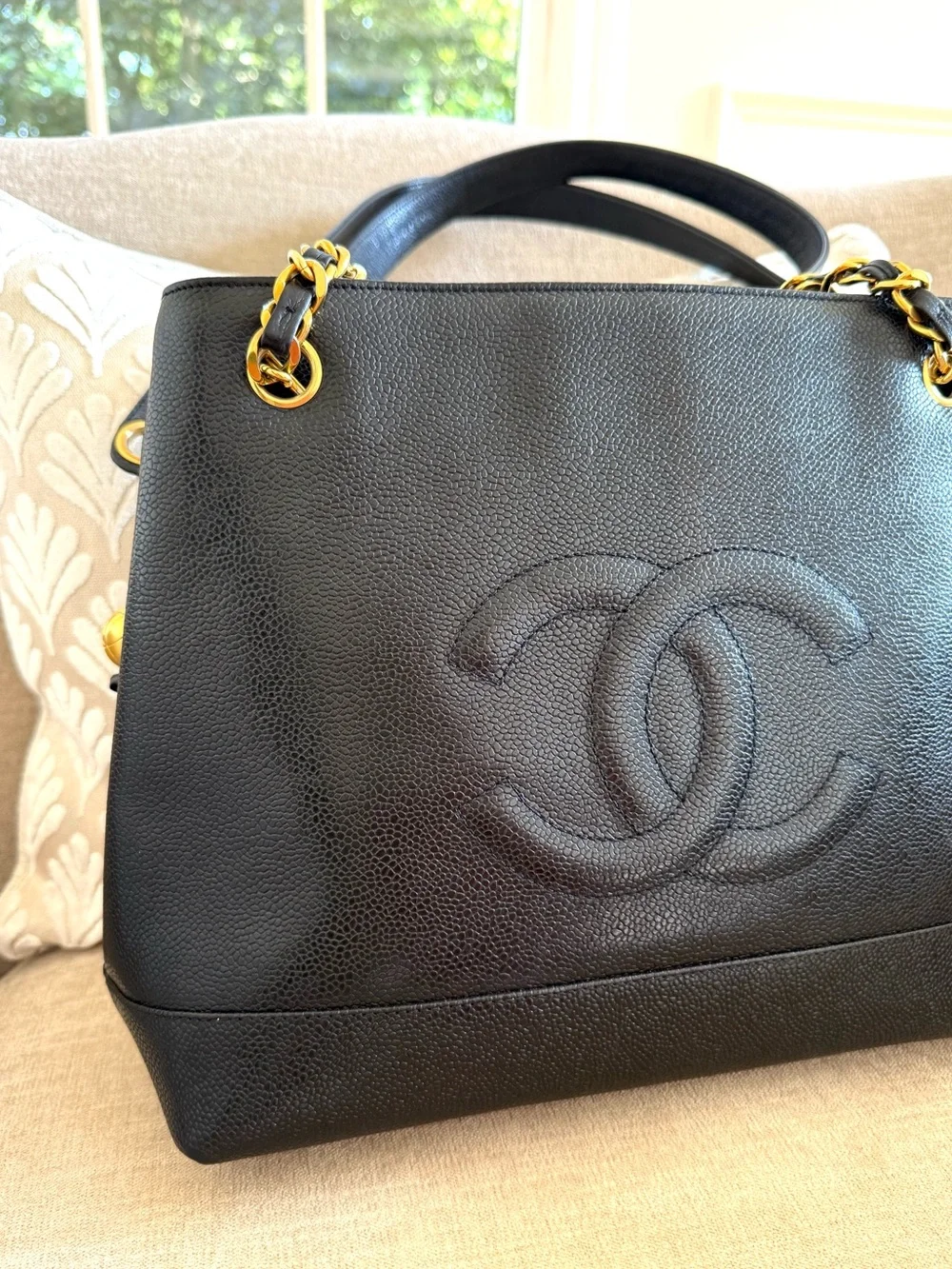 Authentic Chanel CC black caviar leather shoulder bag tote gold hardware